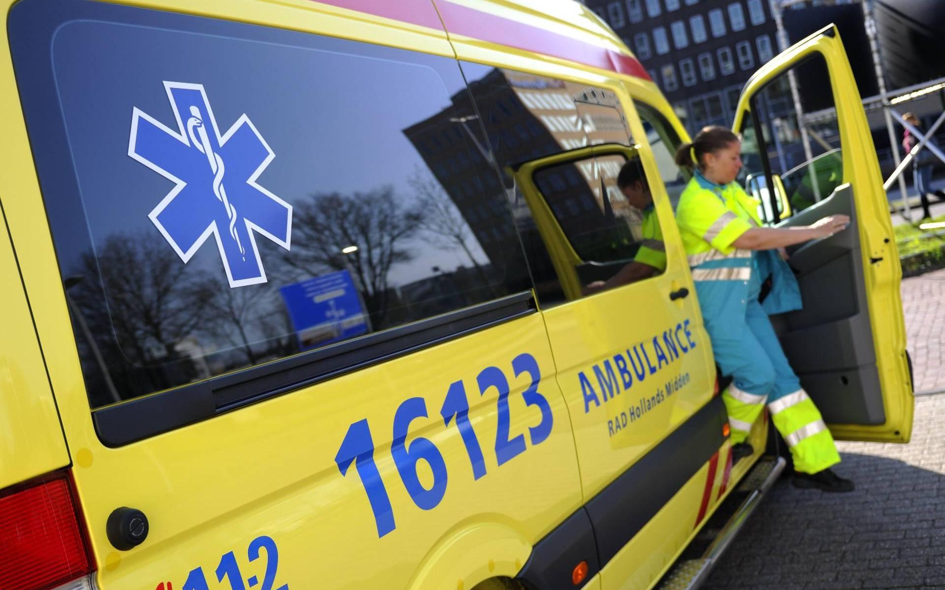 Ambulancemedewerker geschopt en uitgescholden door vrouw (33) in Emmen die zij na noodoproep wilde h