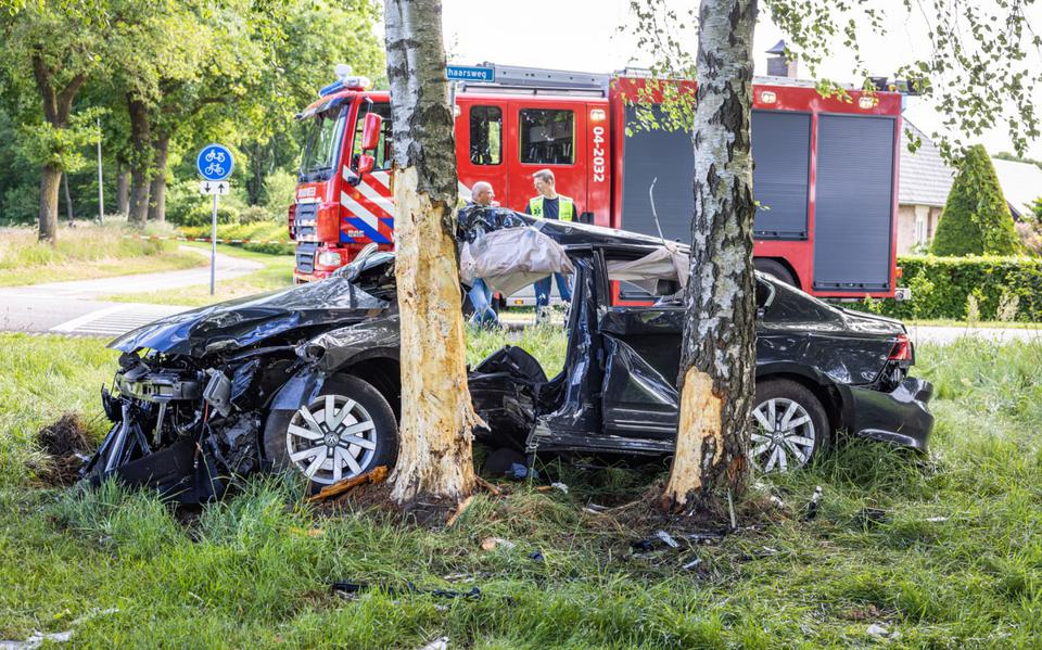 Man uit Hoogeveen raakt zwaargewond bij ongeluk in Lemelerveld. Auto crasht met hoge snelheid tegen boom.