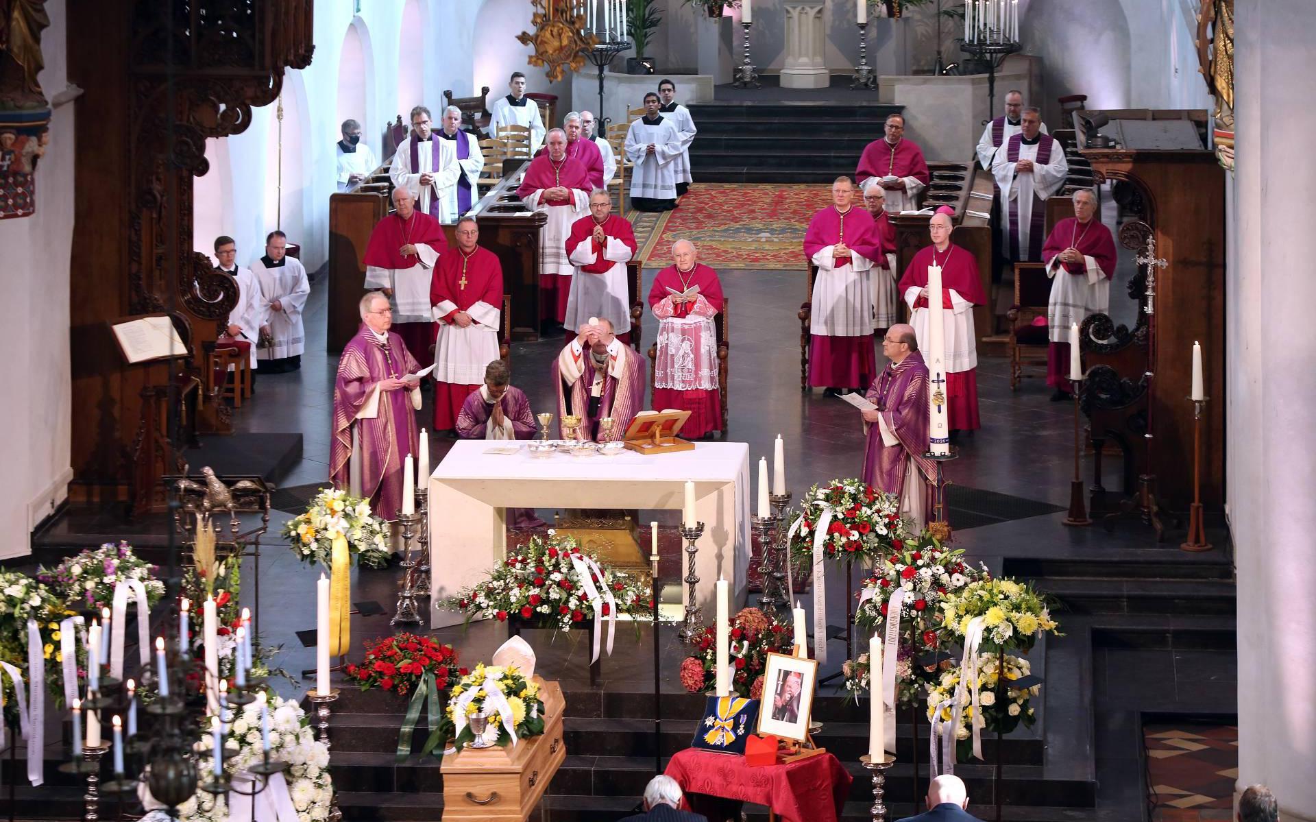 Kardinaal Simonis begraven in Utrecht