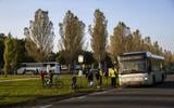 Bussen halen asielzoekers op uit overvol aanmeldcentrum in Ter Apel.