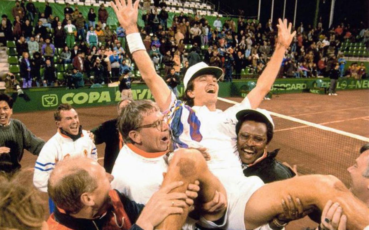 Mark Koevermans op de schouders van fysio Nick Fleury en bondscoach Stanley Franker na de verrassende zege in de Davis Cup op Spanje in 1993.