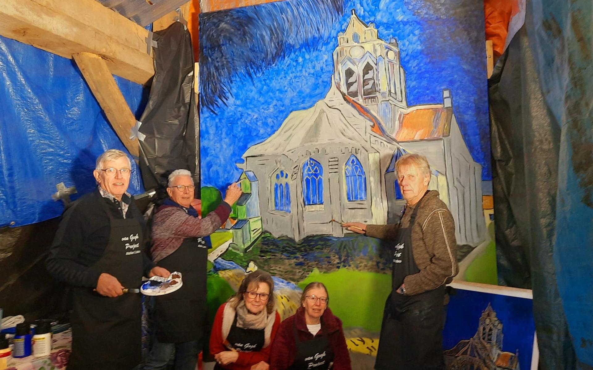 Van links naar rechts Bert Robben, Rikus Nieborg, Liesbeth Lutgert, Gitta Vaessen en Roelof Kroeze bij de geschilderde Van Gogh replica. Op de foto ontbreekt Ivo Jansen.