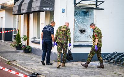 Groningen - De Explosieven Opruimingsdienst Defensie doet onderzoek bij een plofkraak op een juwelier in Groningen.