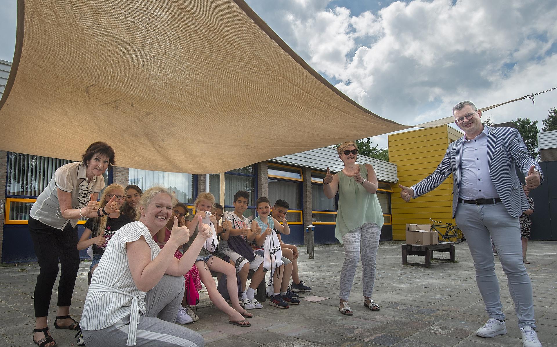 Buiten spelen in de volle en hete zon? Schaduwdoeken beschermen basisschoolleerlingen in Emmen