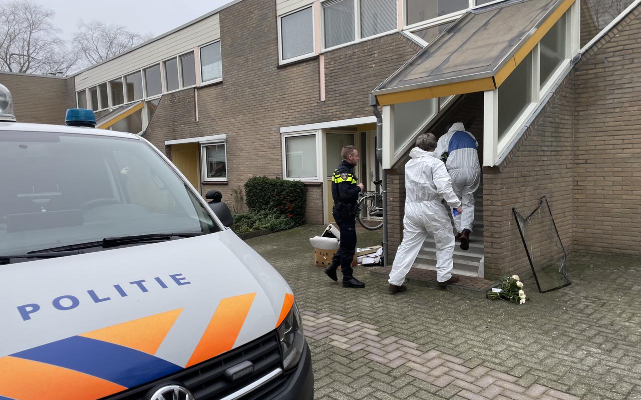 Rechercheurs in witte pakken betreden donderdag aan het einde van de ochtend de trap naar de woning aan de Sleutelbloemstraat in Assen, waar eerder twee lichamen zijn gevonden. Beeld: DVHN Rechercheurs in witte pakken betreden donderdag aan het einde van de ochtend de trap naar de woning aan de Sleutelbloemstraat in Assen, waar eerder twee lichamen zijn gevonden. Beeld: DVHN