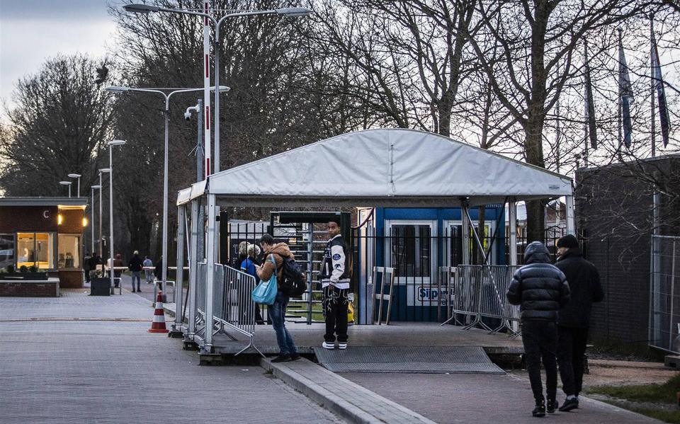 Het aantal asielzoekers in het aanmeldcentrum in Ter Apel loopt steeds verder op.