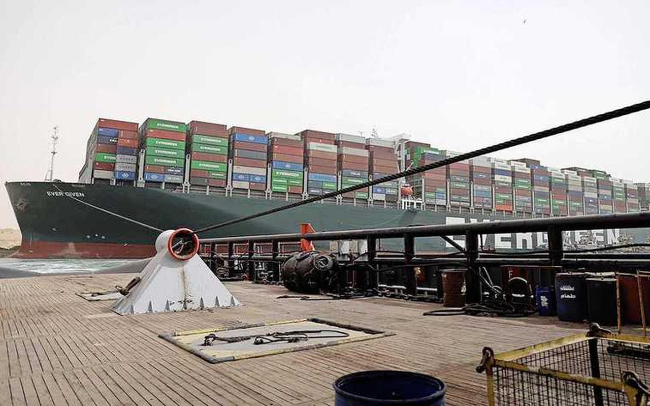 Het gestrande containership blokkeert het Suezkanaal. Het gestrande containership blokkeert het Suezkanaal.