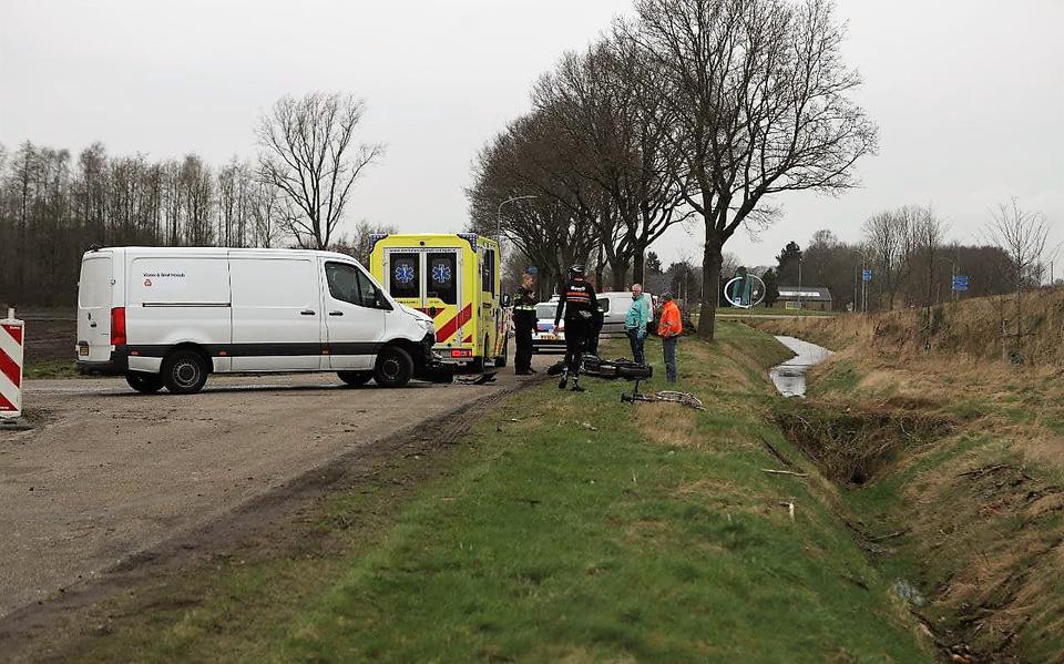 Motorrijder gewond na botsing met bestelauto op parallelweg N366 bij Nieuwe Pekela.