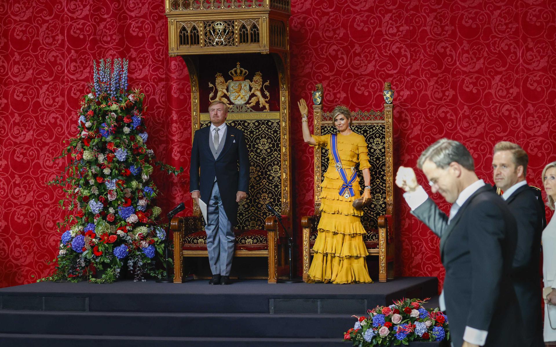 Koning Willem-Alexander en koningin Máxima na het uitspreken van de Troonrede. Rechts minister-president Mark Rutte en minster Hugo de Jonge. 