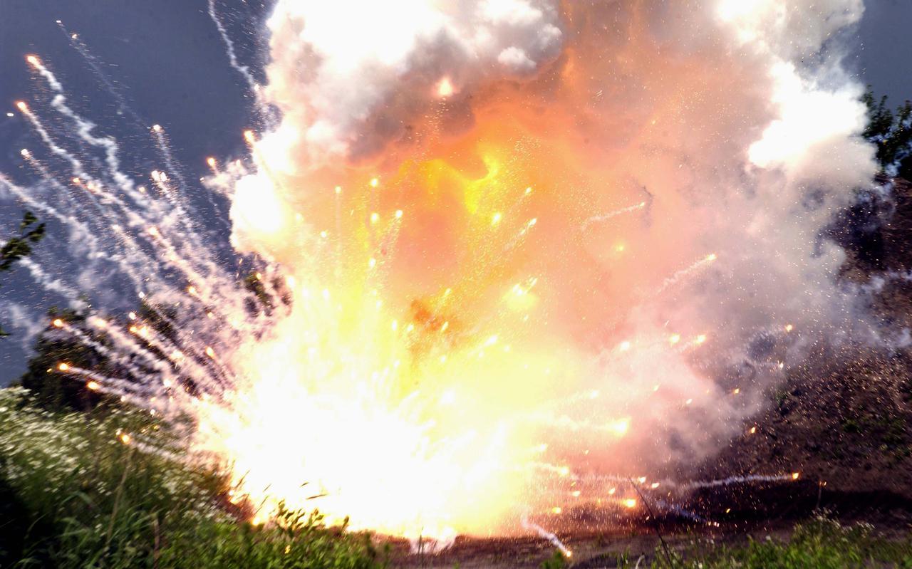 Een gecontroleerde ontploffing van vuurwerk, uitgevoerd door de EOD. Foto ter iillustratie                            