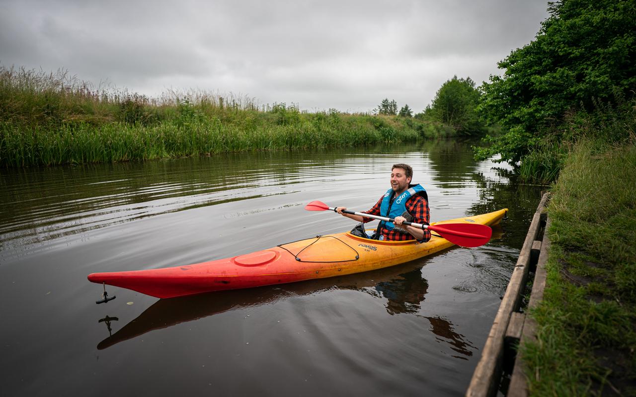,.Een beetje onwennig probeer ik plaats te nemen in de roodgele kayak''. Bas van Sluis gaat op avontuur op De Hunze. ,.Een beetje onwennig probeer ik plaats te nemen in de roodgele kayak''. Bas van Sluis gaat op avontuur op De Hunze.