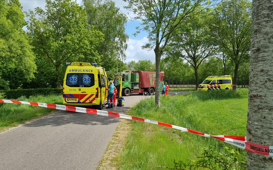 Fietser ernstig gewond na botsing op voerwagen op De Weidenweg bij Ruinerwold.