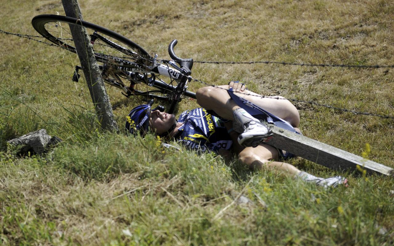In 2011 werd wielerminnend Nederland opgeschrikt door een valpartij van Johnny Hoogerland, die tijdens een etappe van de Tour de France in het prikkeldraaf belandde. FOTO AFP/LIONEL BONAVENTURE In 2011 werd wielerminnend Nederland opgeschrikt door een valpartij van Johnny Hoogerland, die tijdens een etappe van de Tour de France in het prikkeldraaf belandde. FOTO AFP/LIONEL BONAVENTURE