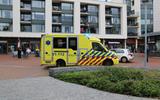 De ambulance met de gewonde verlaat het Israelplein in Winschoten met spoed.