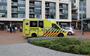 De ambulance met de gewonde verlaat het Israelplein in Winschoten met spoed.