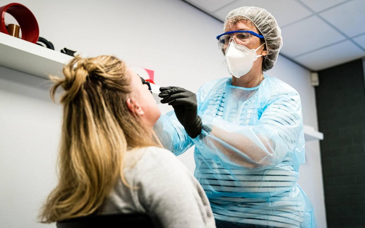 Een vrouw ondergaat een coronatest. Een vrouw ondergaat een coronatest.