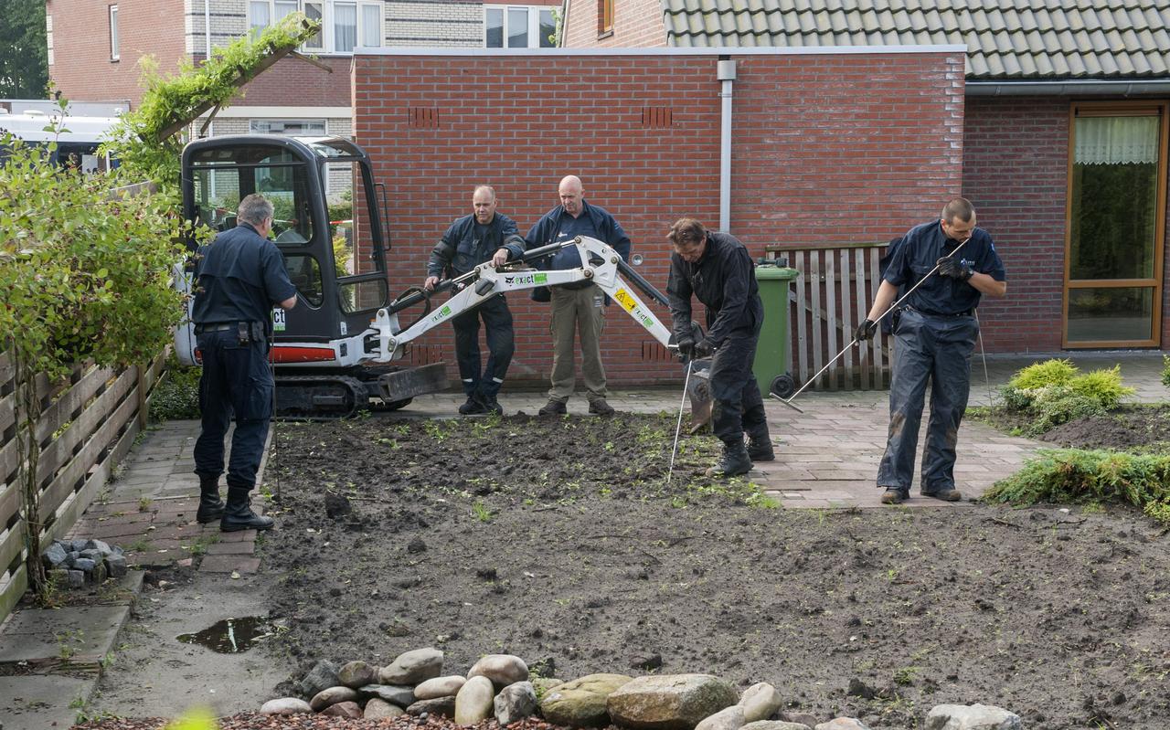 In augustus 2012 deed de politie onderzoek in en bij de woning van de verdachte Foto: DvhN Archief In augustus 2012 deed de politie onderzoek in en bij de woning van de verdachte Foto: DvhN Archief