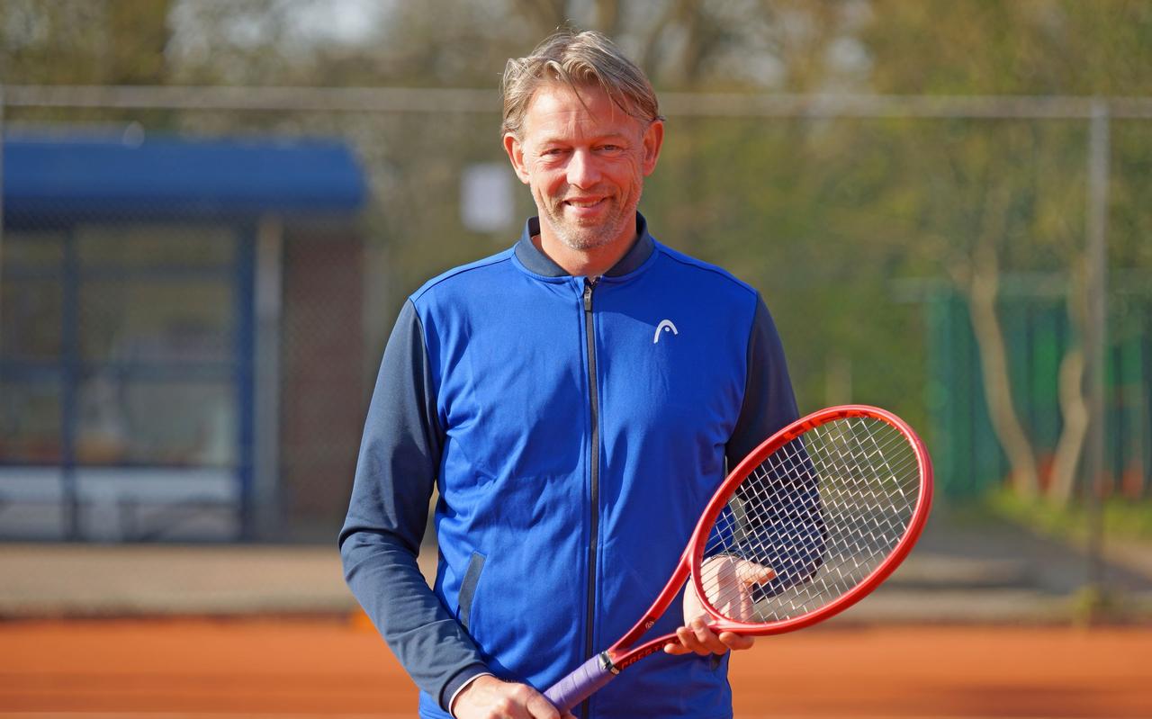 Tennisleraar Ruud Koning (50) uit Emmen heeft met de piepjonge ‘damesselectie’ van TC Bargeres goud in handen. ,,Hier voltrekt zich een huzarenstukje.”