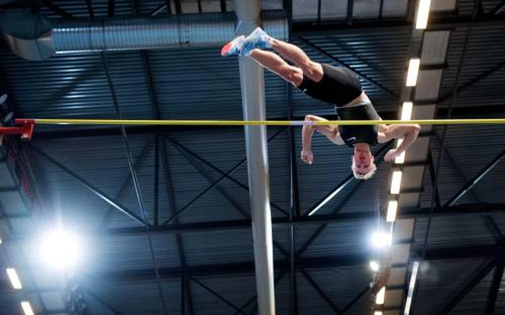 Vloon toont vorm met polsstok in Karlsruhe - Dagblad van het Noorden