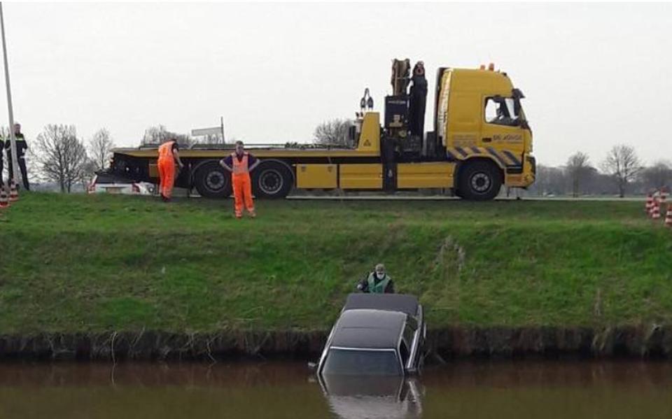 Zo werd de auto van Ralf Meinema in het Stieltjeskanaal aangetroffen. Foto: Politie