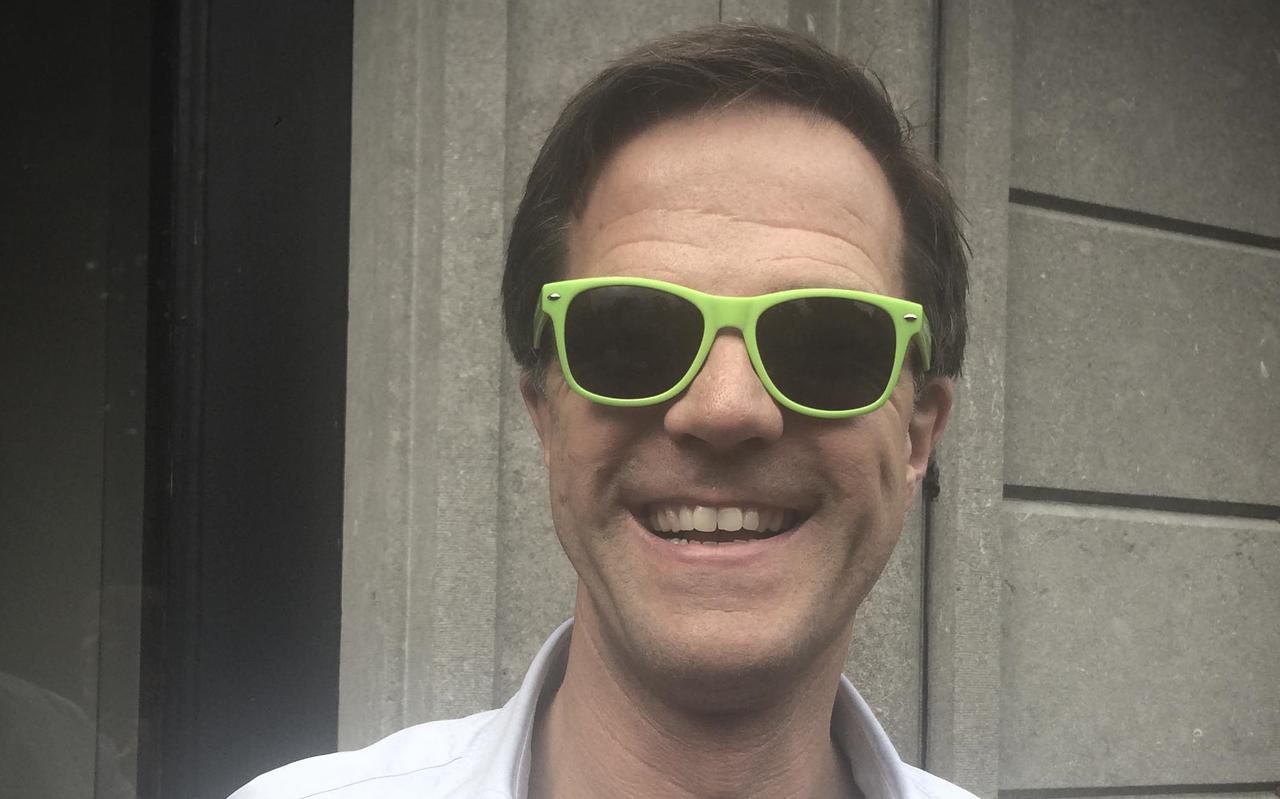 Premier Rutte met een groene bril van de TopDutch-campagne.