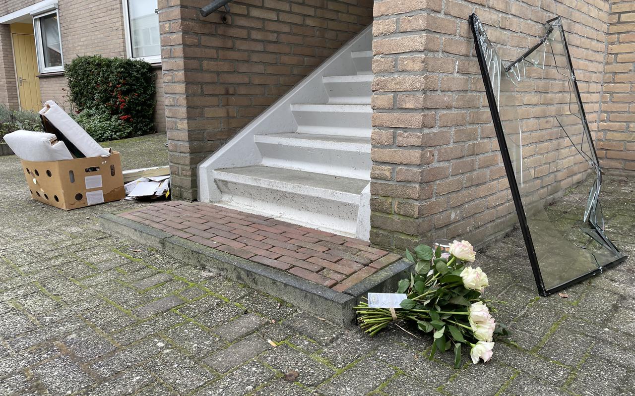 Een rouwboeket bij de trap van het appartementencomplex in Assen, aan de Sleutelbloemstraat. Beeld: DVHN
