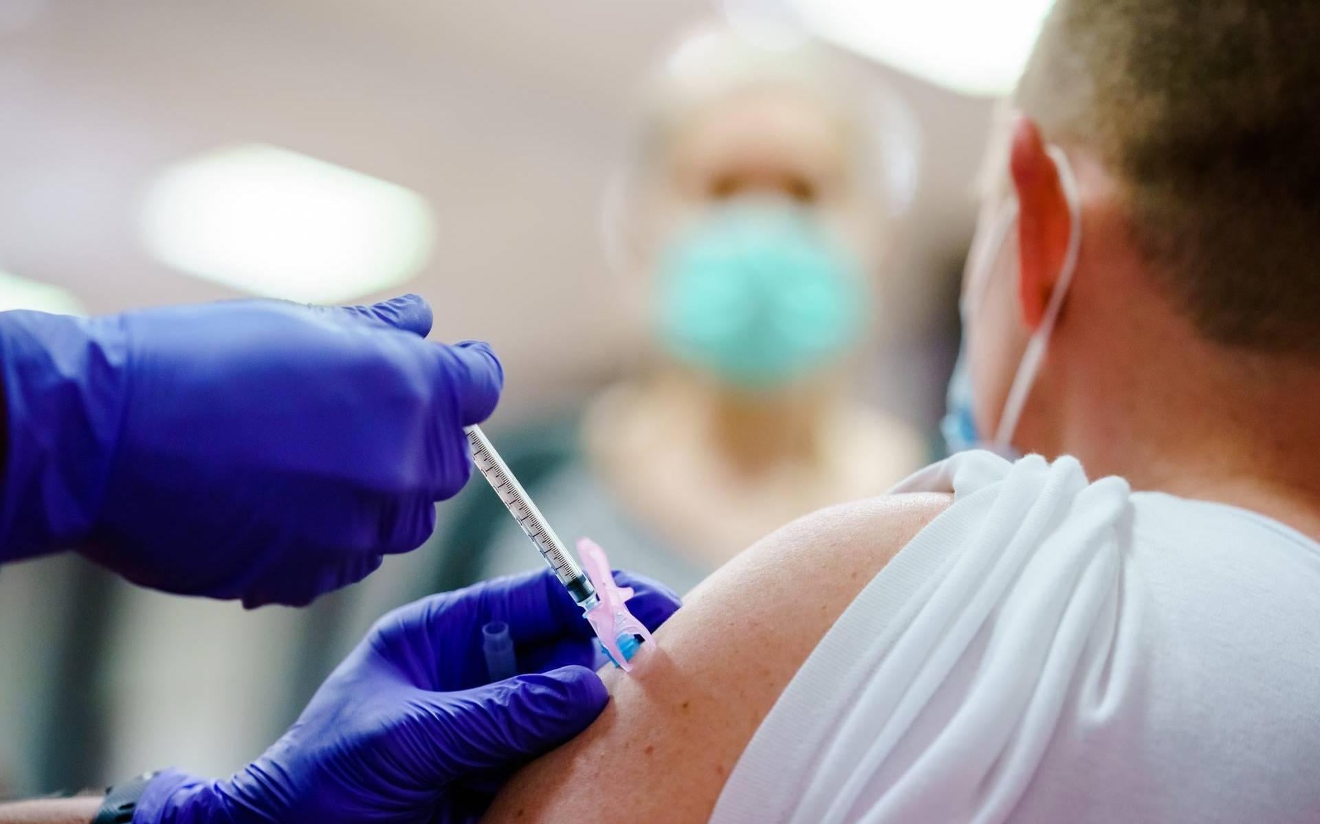 GGD Groningen opent vaccinatielocatie in Scheemda: twaalf prikkamers in Eextahal - Dagblad van het N