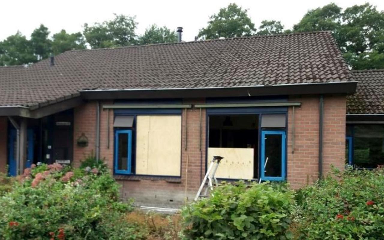 Cliënten zitten overdag achter dichtgetimmerde ramen. Foto: DvhN Cliënten zitten overdag achter dichtgetimmerde ramen. Foto: DvhN