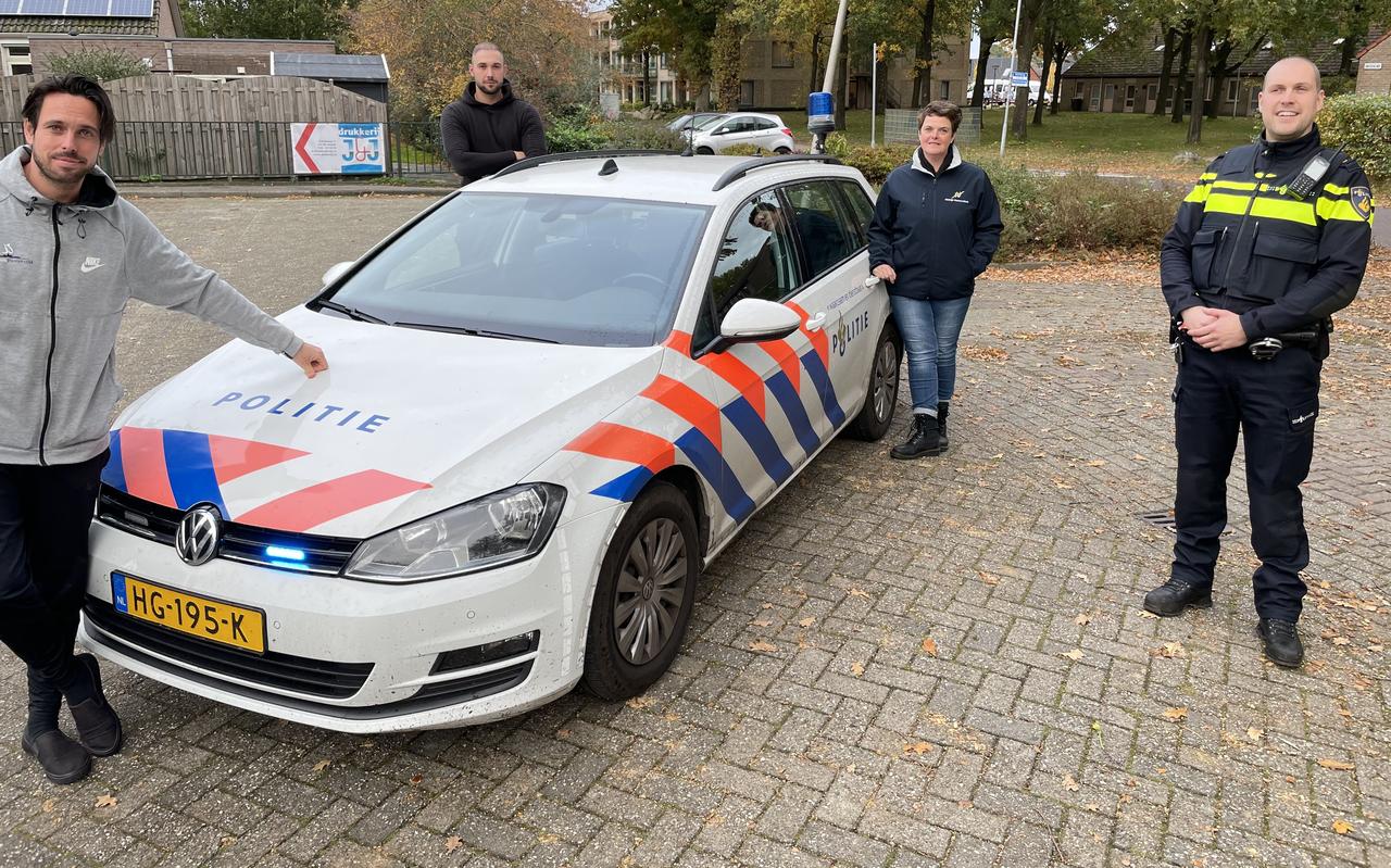 De Westerveldse beweegcoaches Tim Jansen en Dewi Verseput, sociaal werker Ellen Dekker van Welzijn MensenWerk en wijkagent Erik Smit. De Westerveldse beweegcoaches Tim Jansen en Dewi Verseput, sociaal werker Ellen Dekker van Welzijn MensenWerk en wijkagent Erik Smit.