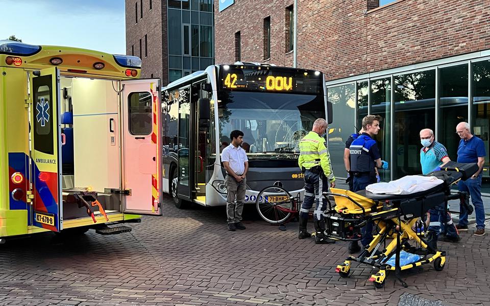 Fietser gewond bij aanrijding met lijnbus op Stationsplein in Emmen.