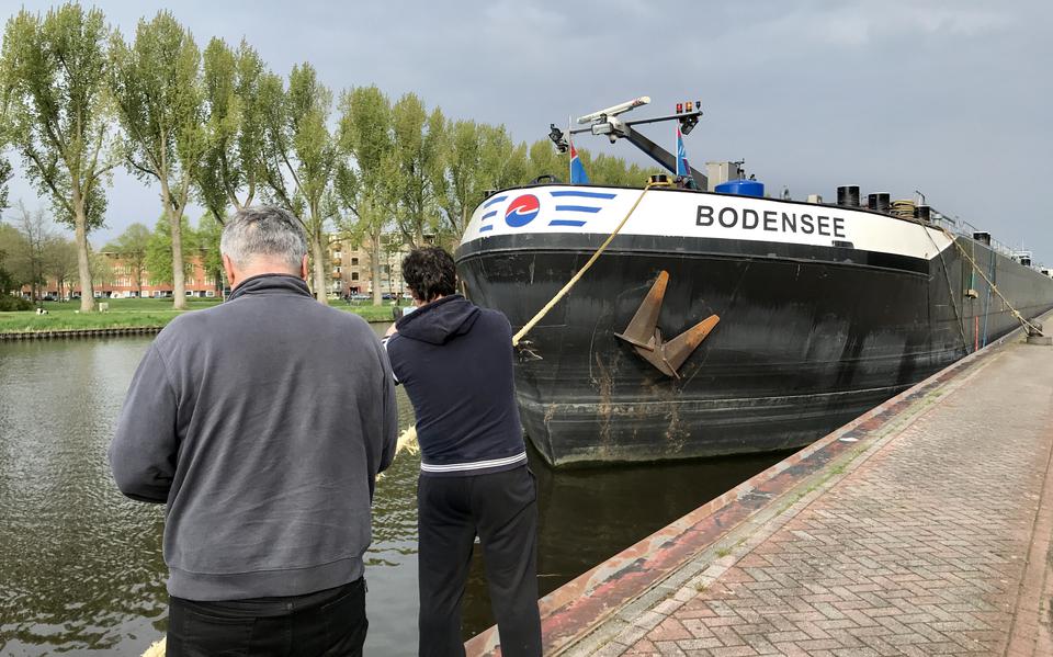 Bemanningsleden van de Bodensee fotograferen de schade na de aanvaring met de Gerrit Krolbrug in mei 2021.