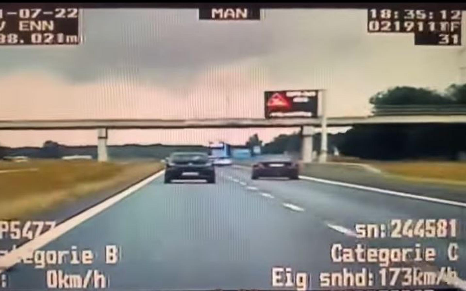 Police chase on A7 at Hoogezand motorist who commits five violations in a short time  video