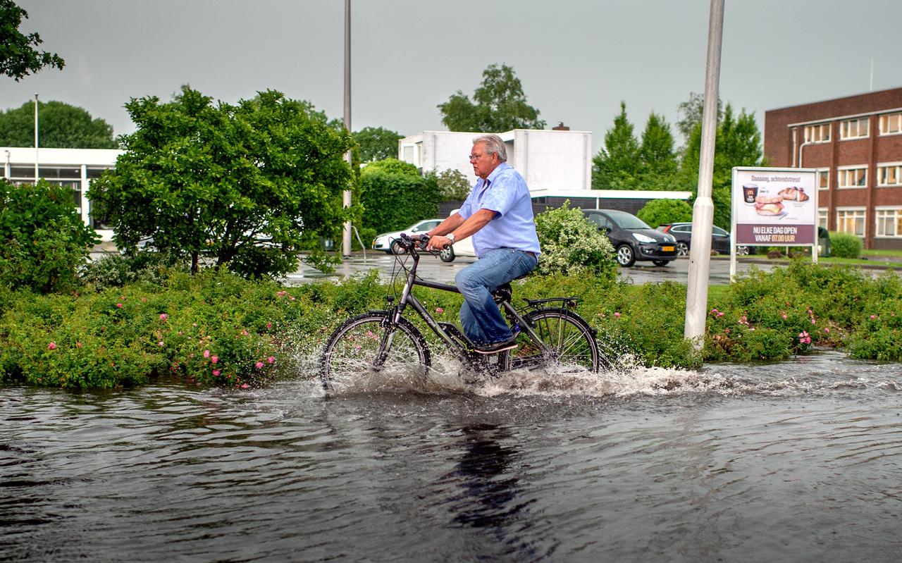 Extreme neerslag en langdurige droogte nopen de waterschappen tot kostbare maatregelen. Extreme neerslag en langdurige droogte nopen de waterschappen tot kostbare maatregelen.
