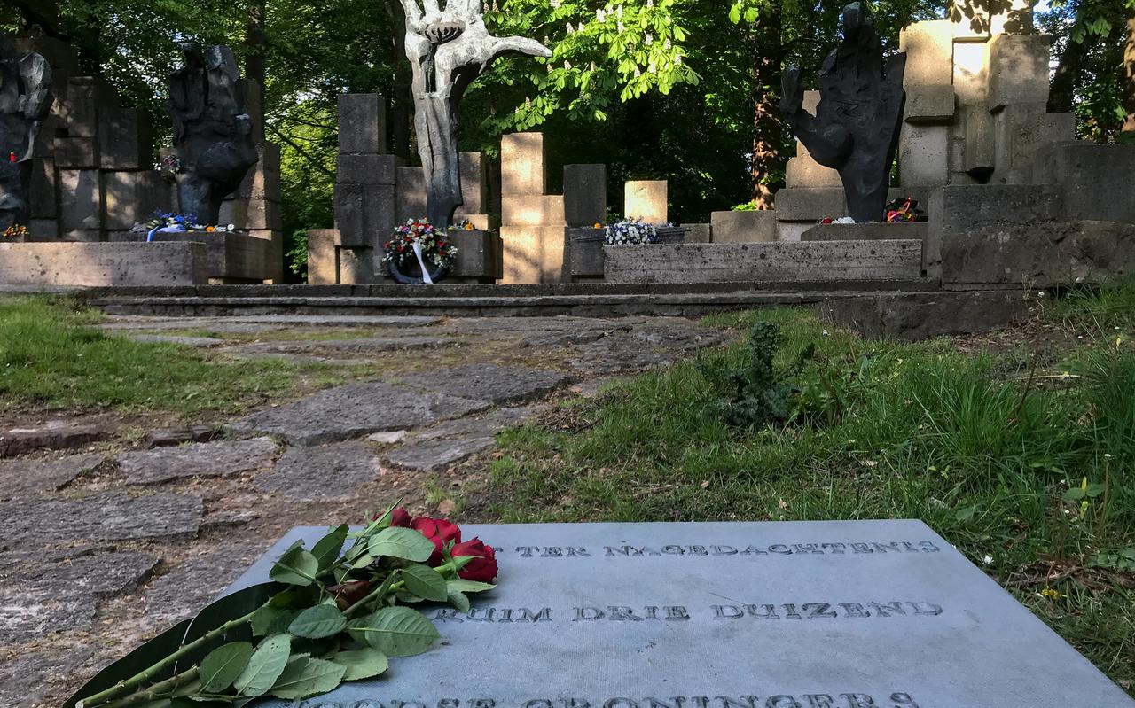 Verse bloemen en kransen bij het Joods Monument aan de Hereweg.