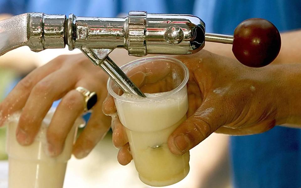 Voetbalclub GRC moet fikse boete betalen voor alcohol tappen aan twee 17-jarigen.