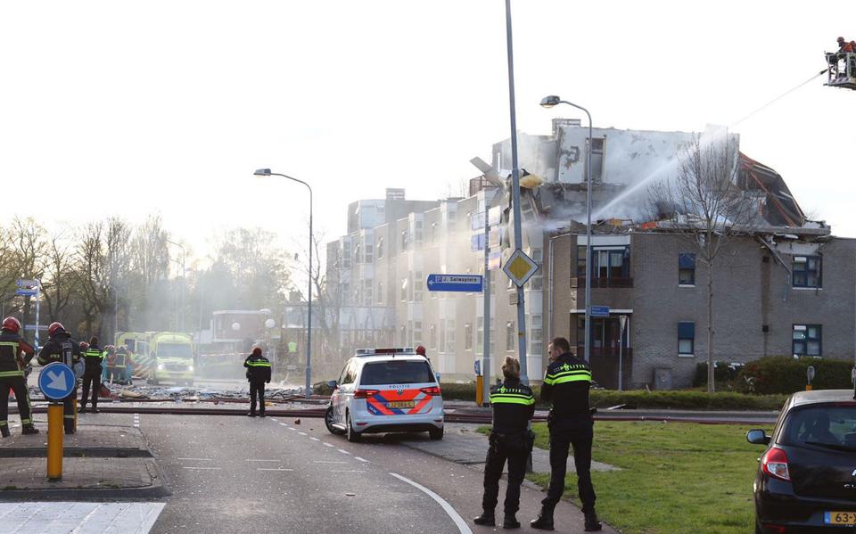 Hulpverleners zijn aanwezig op de plek van de explosie. (Foto: Marcel Klip/112 Groningen)