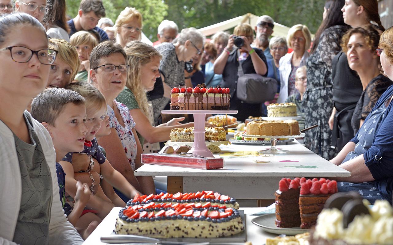 Taarten proeven tijdens het Festival der Zoete Verleidingen. Taarten proeven tijdens het Festival der Zoete Verleidingen.