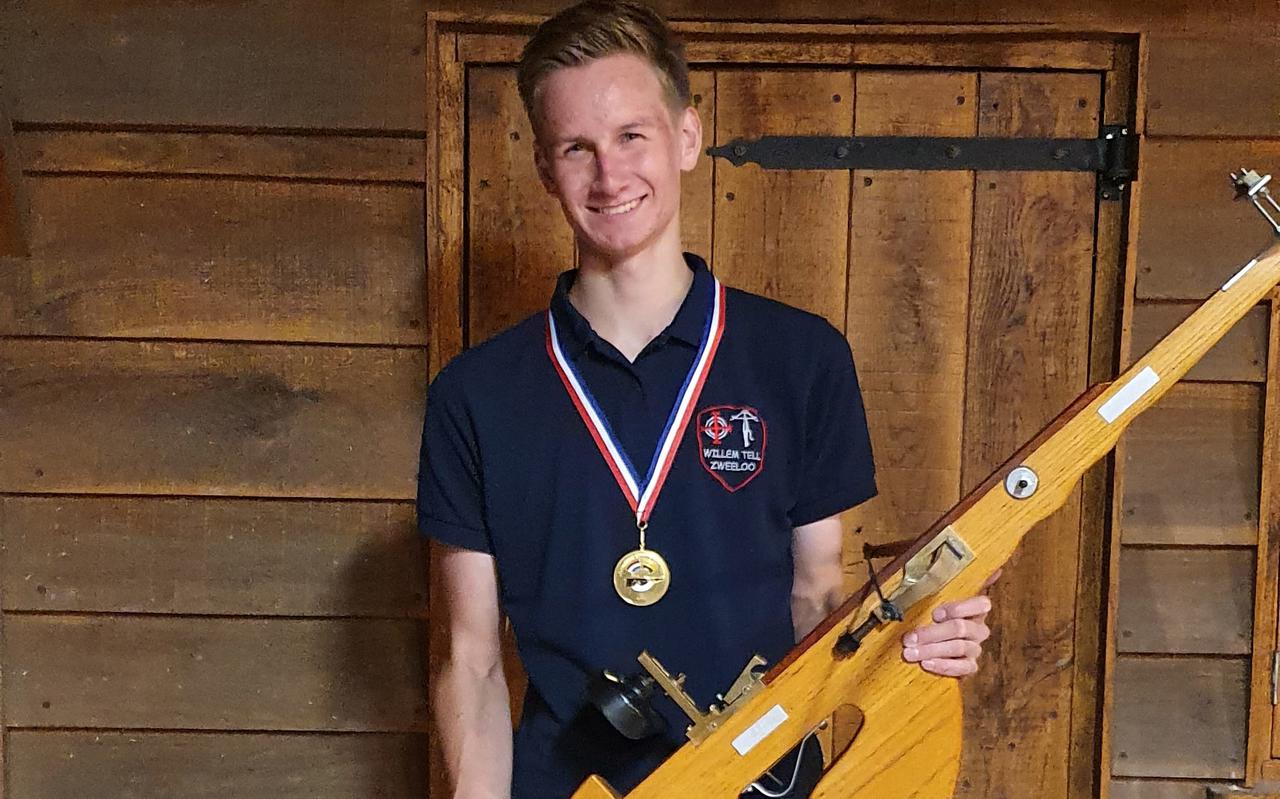 Matthijs Tonkens (15) uit Aalden werd deze maand in het Noord-Brabantse Rijsbergen Nederlands Jeugdkampioen Kruisboogschieten.
