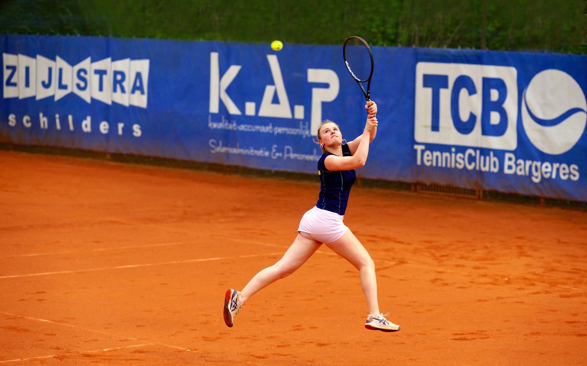 First in the gymnastics hall, now on the gravel.  Tennis player Celeste (15) from Slean joined the National Junior No.1.  ‘Pro tennis is my biggest dream’