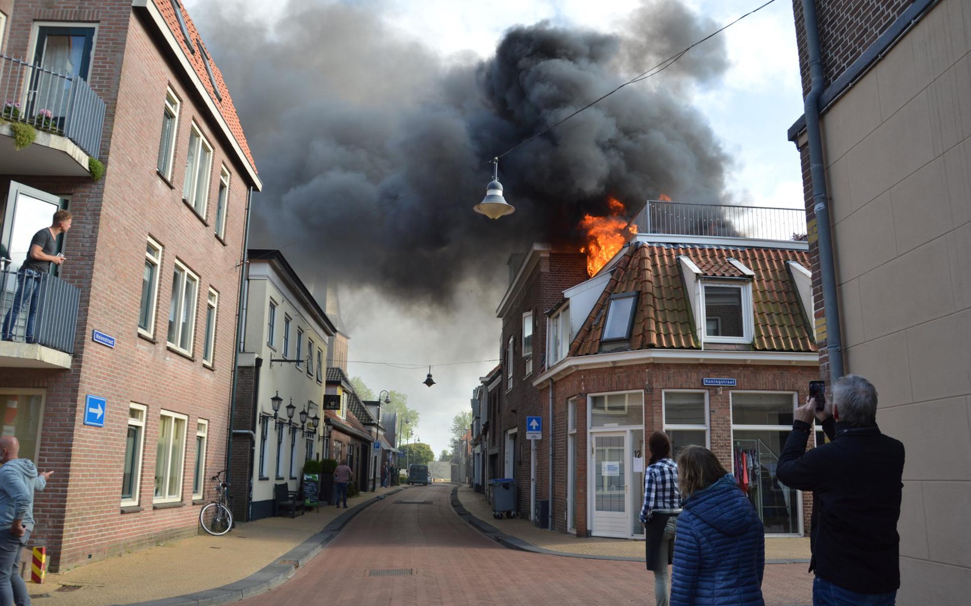 Heiligdom Verdorie struik Veel schade door brand in centrum Steenwijk: vuur snel onder controle -  Dagblad van het Noorden