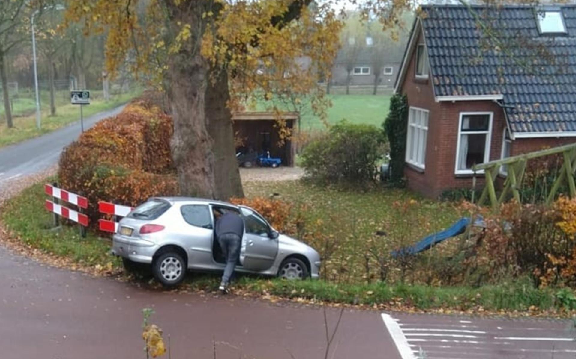 Eén van de zes crashes die einidgden in de tuin van een familie in Niebert. Foto: DvhN