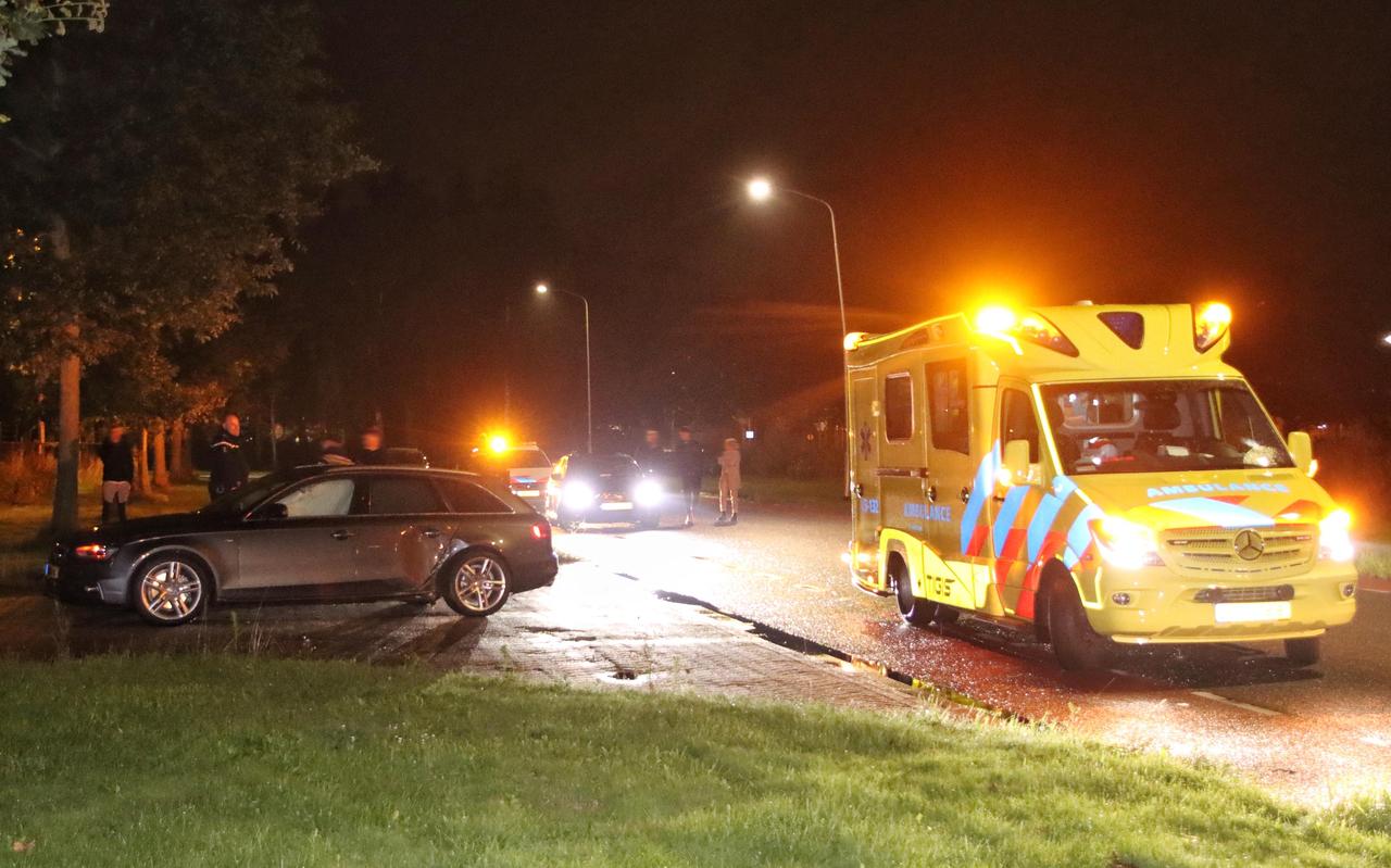 Auto botst tegen lantaarnpaal in Emmen. Auto botst tegen lantaarnpaal in Emmen.