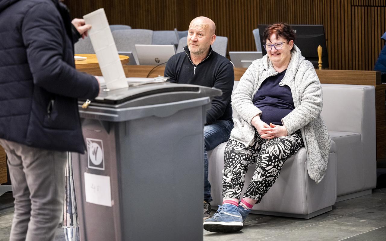Het 'prokkelduo' Geke Benjamins en John Lange wordt ingezet bij het stembureau in Stadhuis Assen. Het duo bestaat uit iemand met beperking die samen met maatje toezicht houdt en mensen helpt met stemmen. Het 'prokkelduo' Geke Benjamins en John Lange wordt ingezet bij het stembureau in Stadhuis Assen. Het duo bestaat uit iemand met beperking die samen met maatje toezicht houdt en mensen helpt met stemmen.