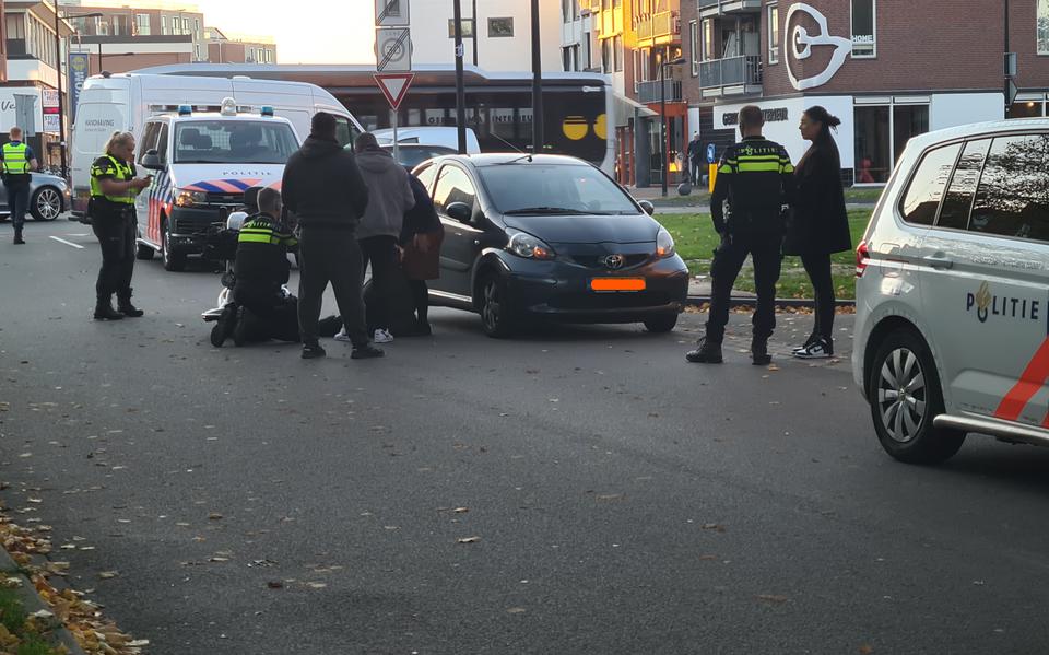 Vrouw op scootmobiel raakt gewond bij botsing met auto in centrum Assen.