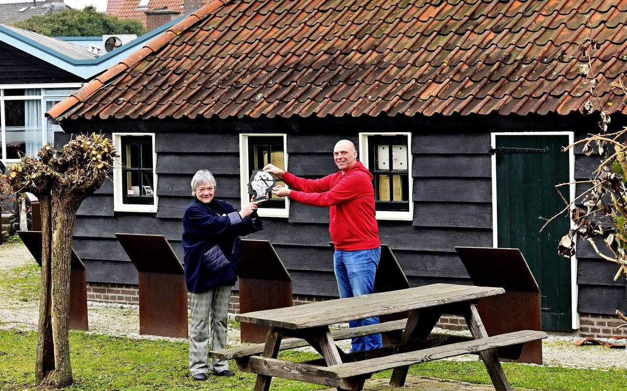 Corine Volleberg van Welzijn MensenWerk overhandigt symbolisch de eigendom van de molen aan Erik Nefkens, van de stichting Molen de Weert. Corine Volleberg van Welzijn MensenWerk overhandigt symbolisch de eigendom van de molen aan Erik Nefkens, van de stichting Molen de Weert.