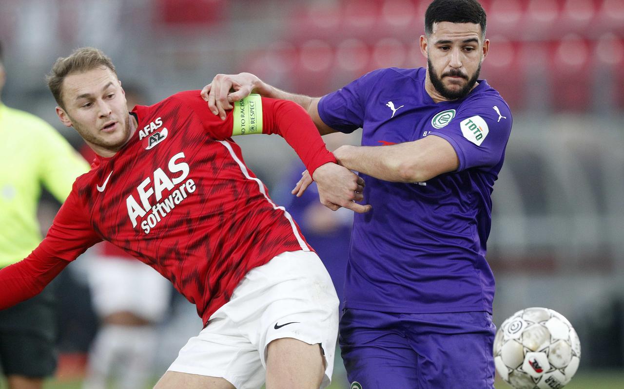 Uitblinker en matchwinner Ahmed El Messaoudi (rechts) in een fel duel met AZ-aanvoerder Teun Koopmeiners. Uitblinker en matchwinner Ahmed El Messaoudi (rechts) in een fel duel met AZ-aanvoerder Teun Koopmeiners.