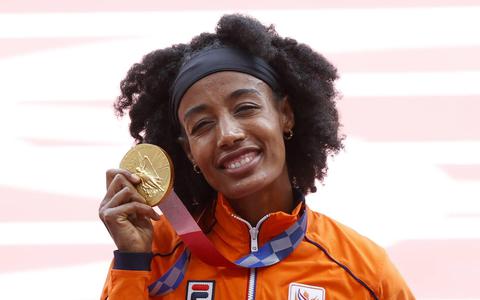 Sifan Hassan met haar (eerste) gouden medaille.