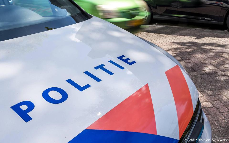 Dode en gewonde na botsing tussen auto en scooter in Alblasserdam.