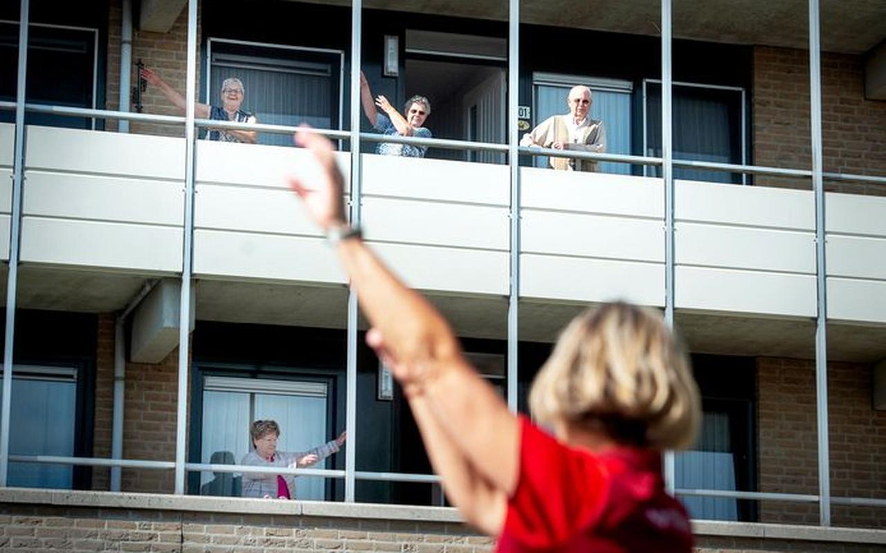 Sporten voor ouderen op afstand. Sporten voor ouderen op afstand.
