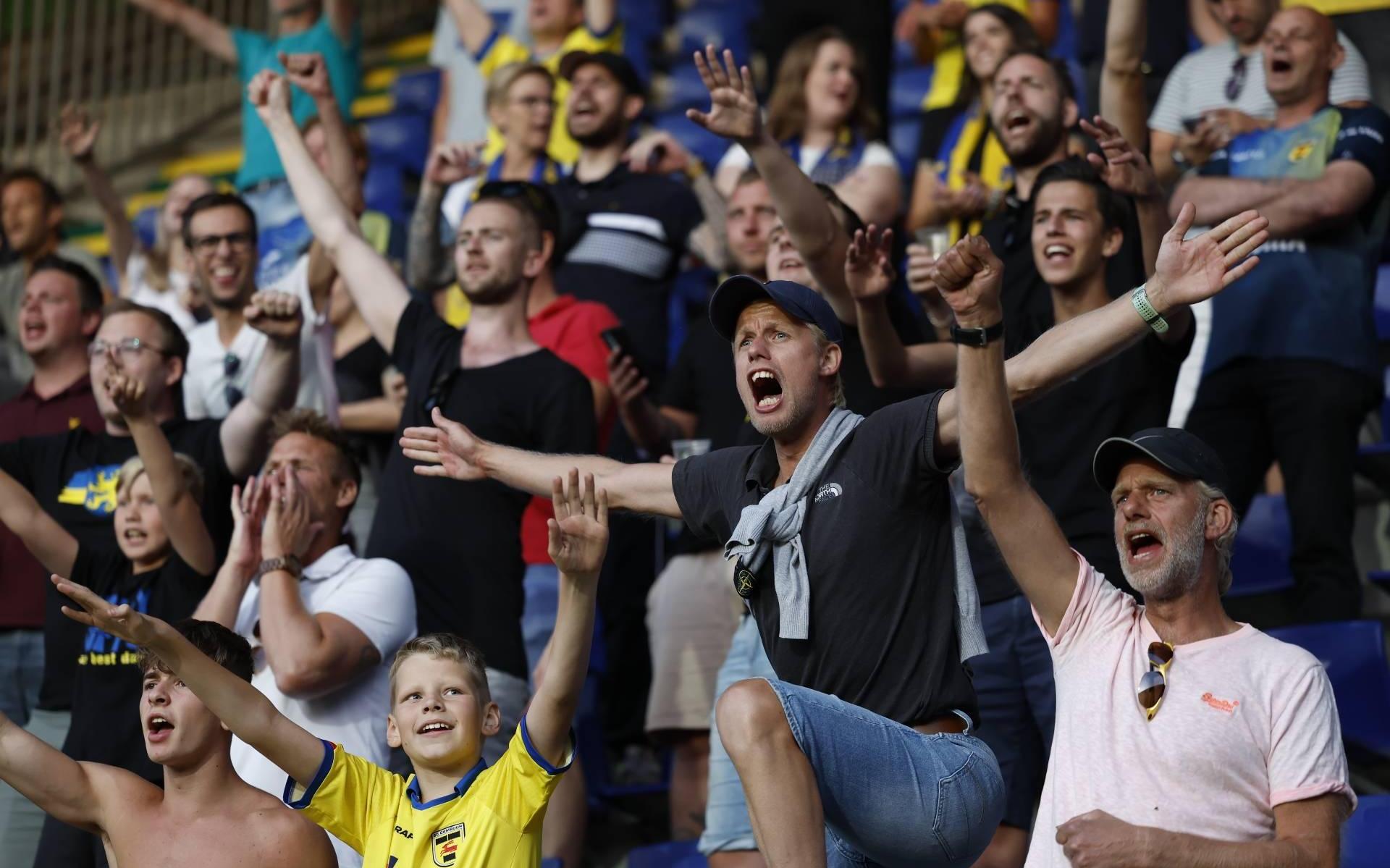 Supporters van Cambuur na een doelpunt van Cambuur tijdens een zomerwedstrijd.